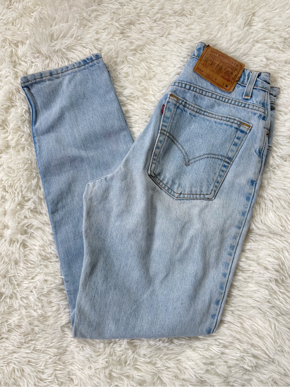 Vintage 90s Levi’s 550 light wash lived in straight leg mom jeans size 6